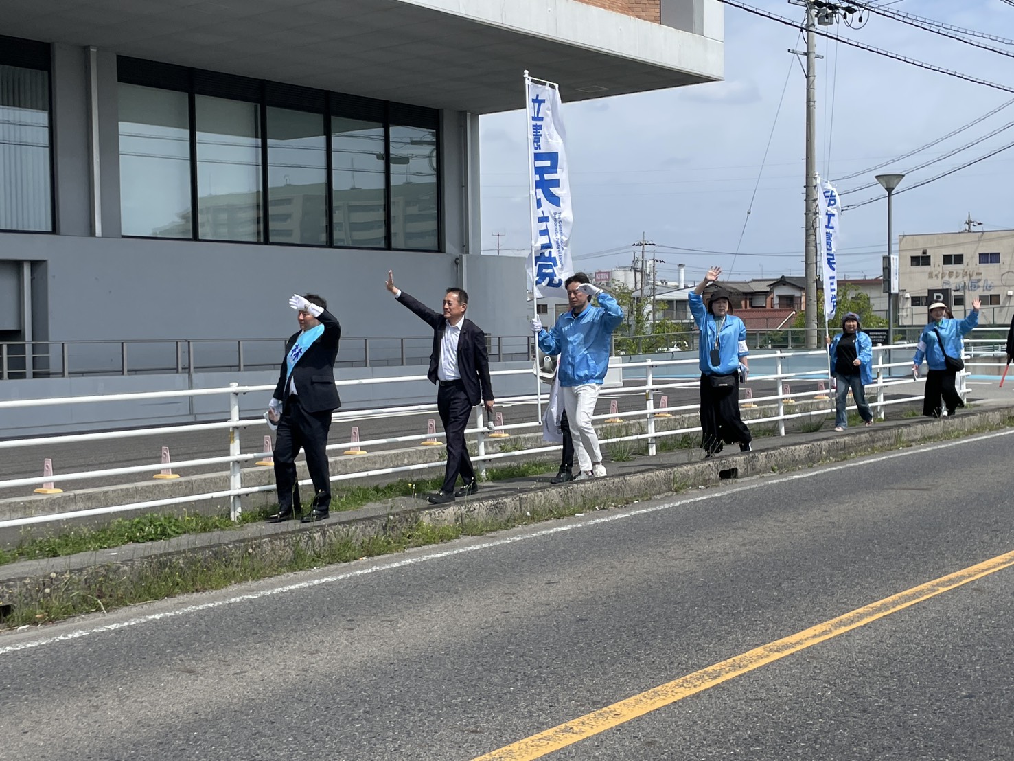 橋の上でチーム全員で手を振る