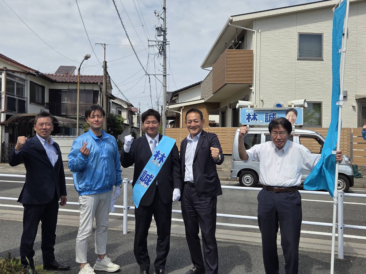 5人の仲間と選挙カー前で集合写真